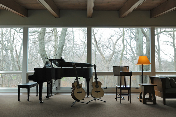 home-mid-century-living-room-stage