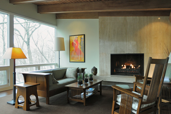 home-mid-century-living-room-wood-beams