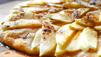 Sweet Cinnamon Apple Pizza | makeitbetter.net