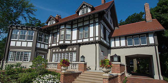 Photo courtesy of the Garden Club of Evanston House Walk and Holiday Boutique