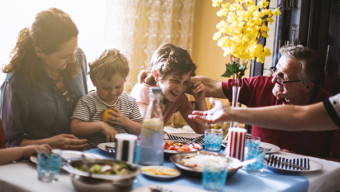 The Benefits of Family Dinner (and 5 Easy Ways to Make It a Priority)