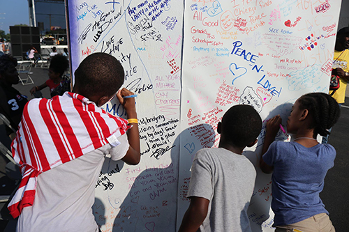 BUILD’s 2nd annual Summer of Opportunity in Chicago: Youth add message to a Peace Wall
