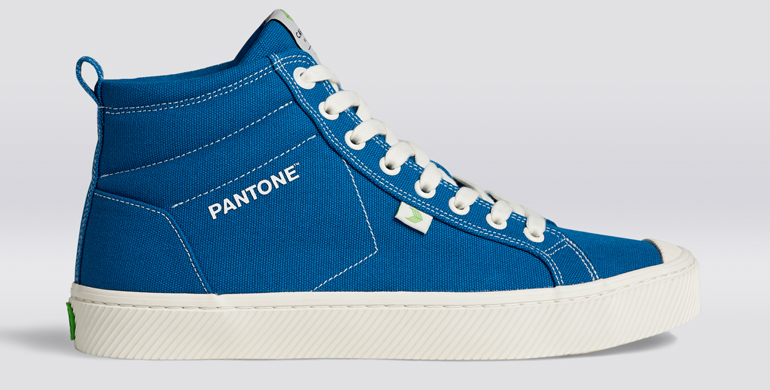 Pantone Color of the Year 2020: Cariuma Pantone Classic Blue Canvas OCA High Shoes