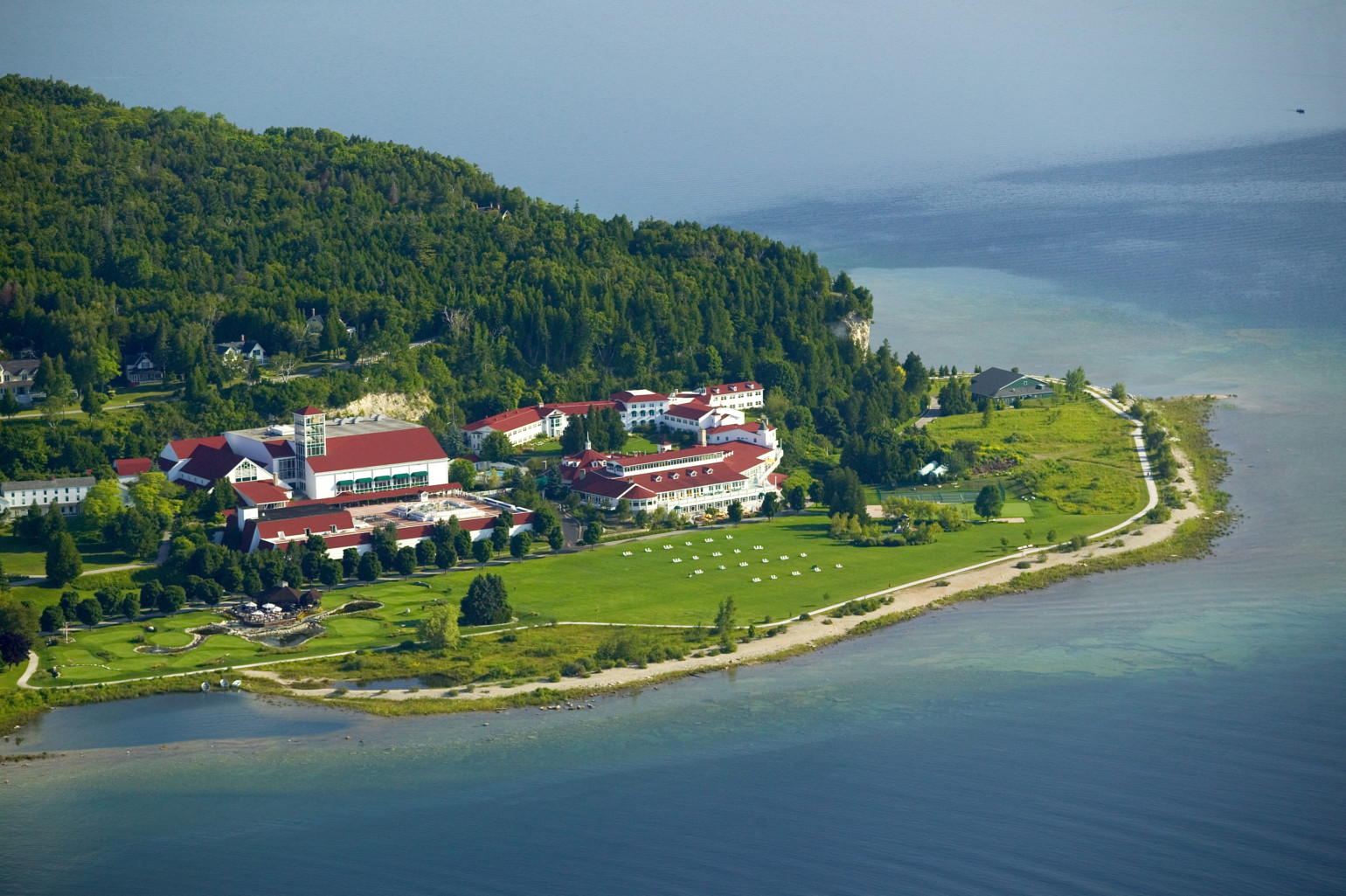 are dogs allowed on mackinac island