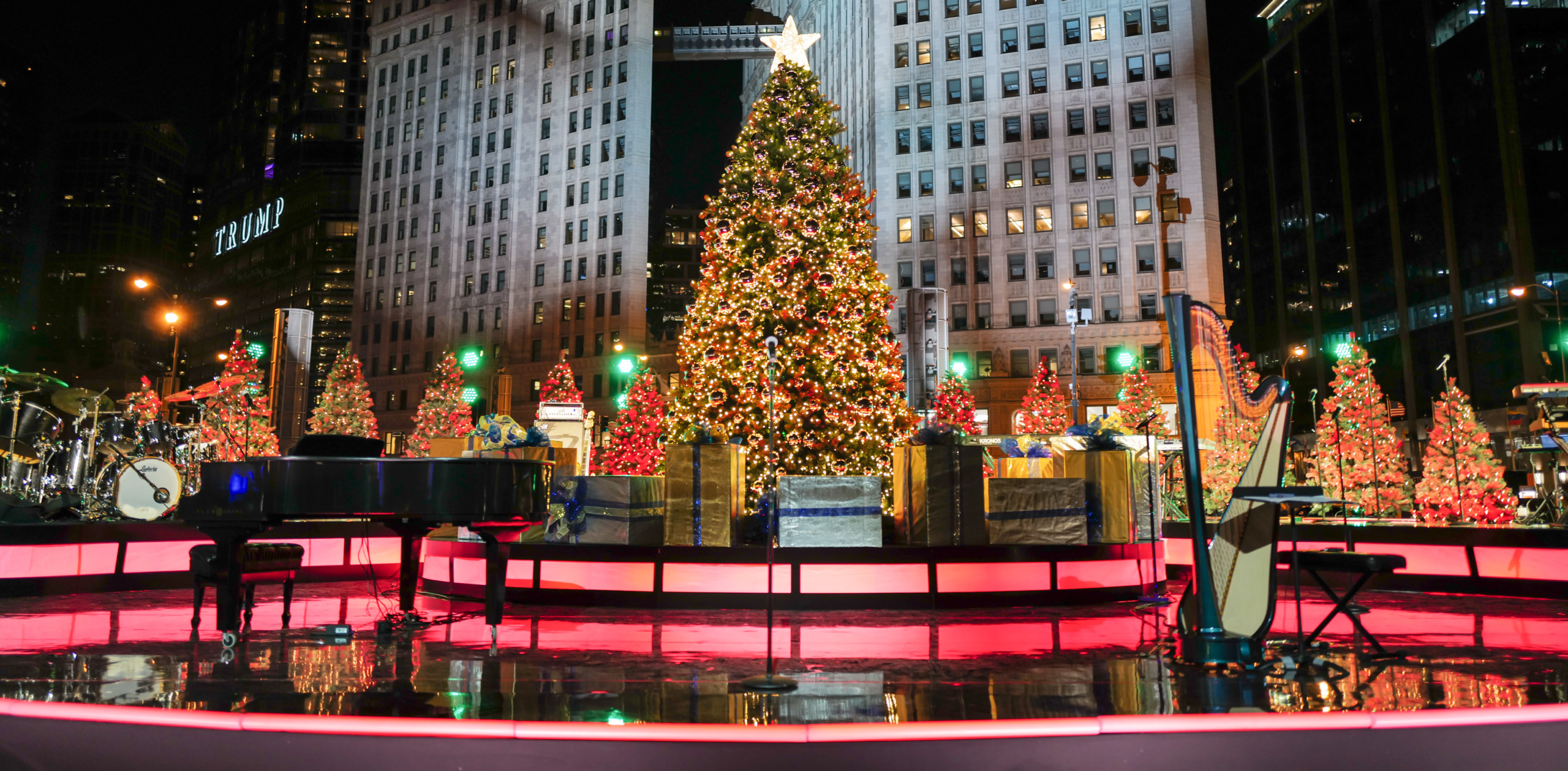 It's Glow Time in Chicago: the Star-Studded BMO Harris Magnificent Mile Lights Festival at Home