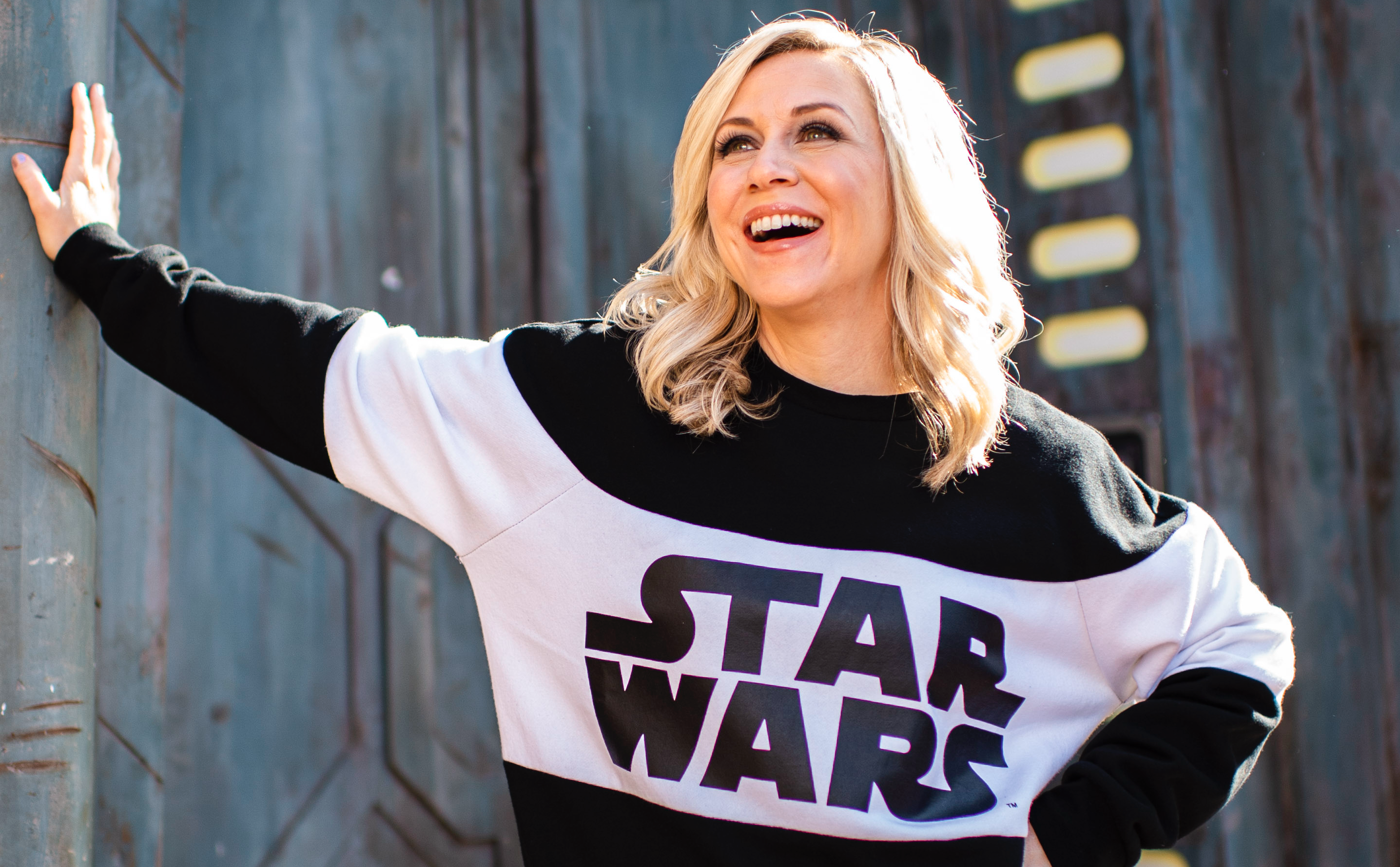 Ashley Eckstein (voice of Ahsoka Tano) at the Rise of Skywalker premiere.  Her love for this character is just so awesome. : r/StarWars