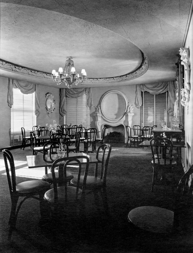 The small dining room of the Arts Club in the south tower.