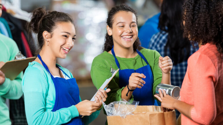 middle school kids volunteering